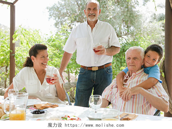 快乐家庭夏季在别墅花园聚餐幸福一家人幸福家庭幸福的人微笑的老人
